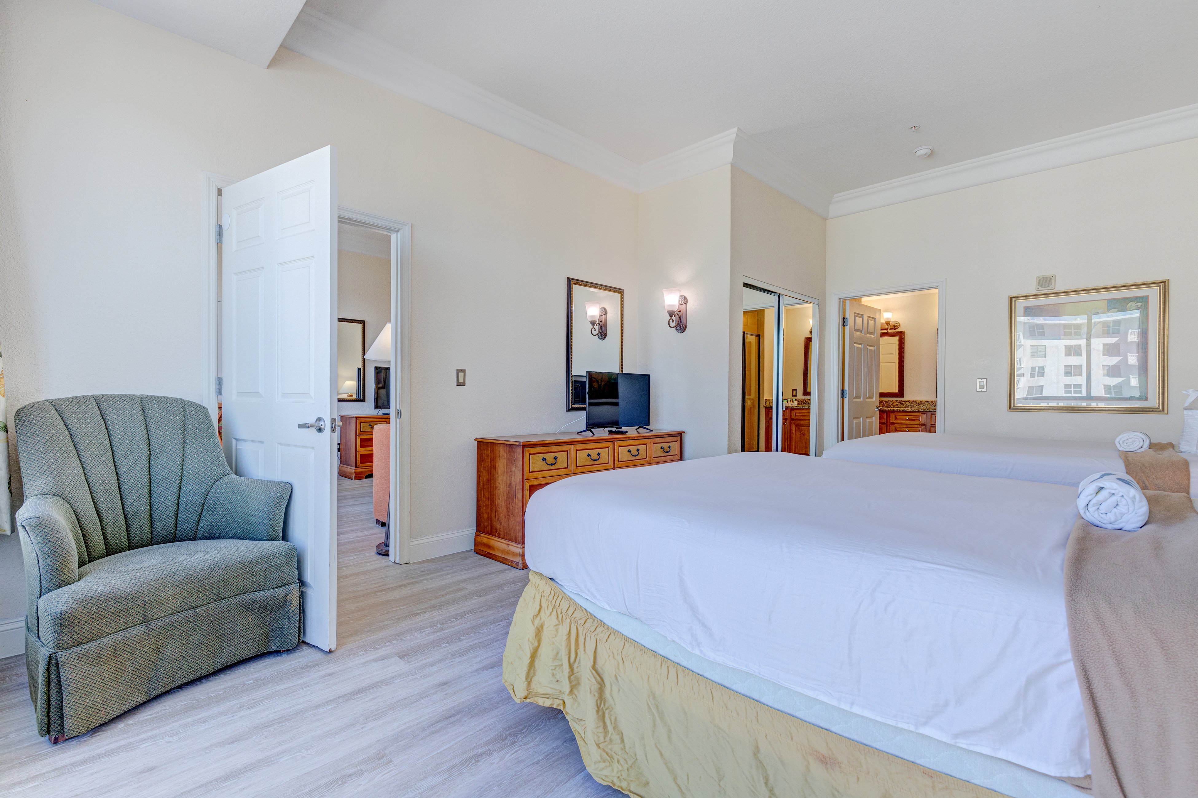 Oceanfront Condo w/ Balcony • Pools, Sauna & Walk to Attractions