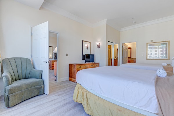 Oceanfront Condo w/ Balcony • Pools, Sauna & Walk to Attractions