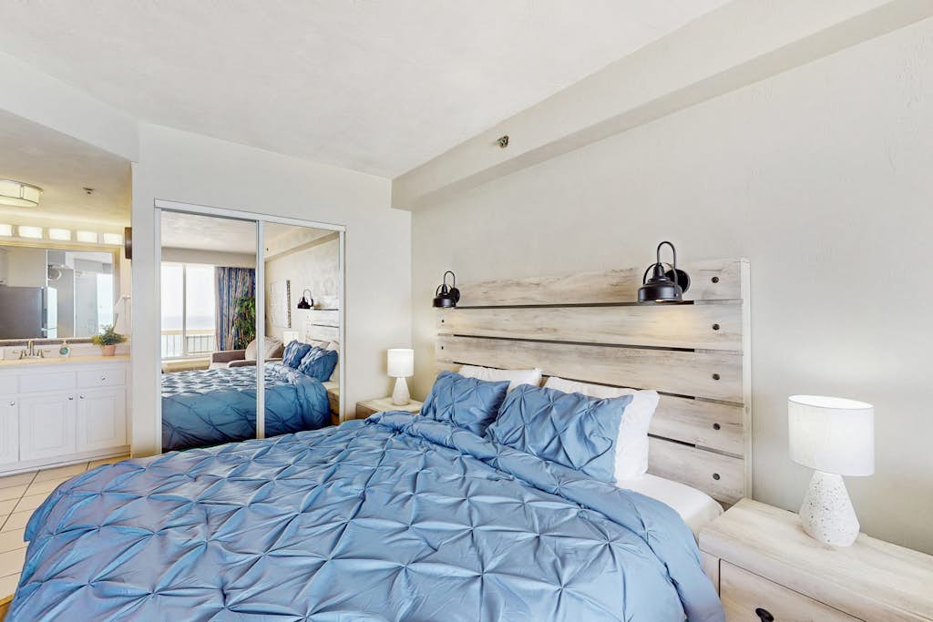Oceanfront Studio with Balcony Views & Walkable to Daytona Attractions