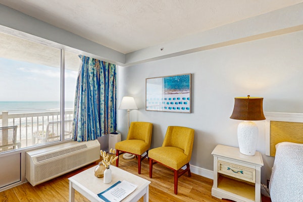 Beachfront Studio w/ Balcony, Pool, Gym & Walkable Attractions