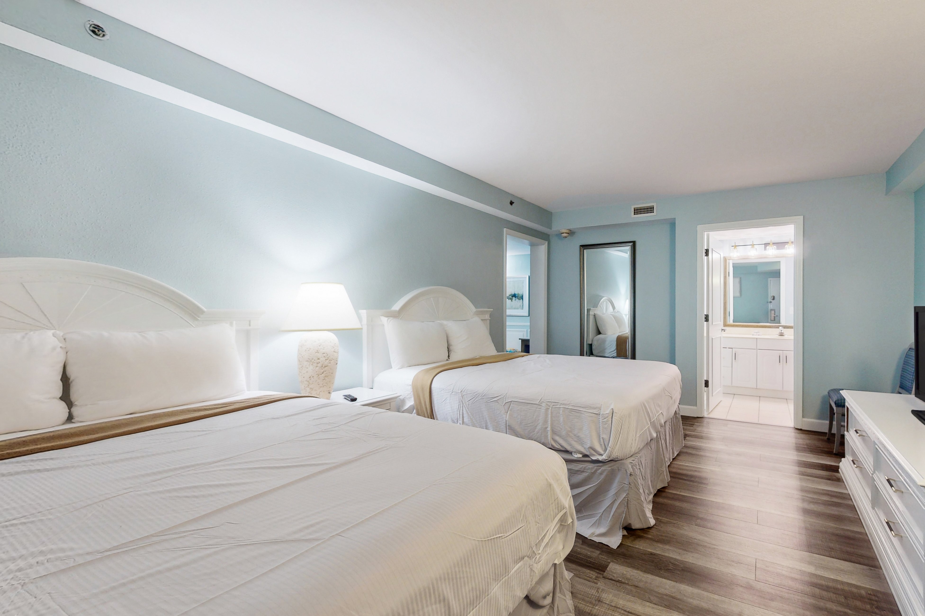 Oceanfront Condo w/ Pool, Gym & Walk to Dining & Shops