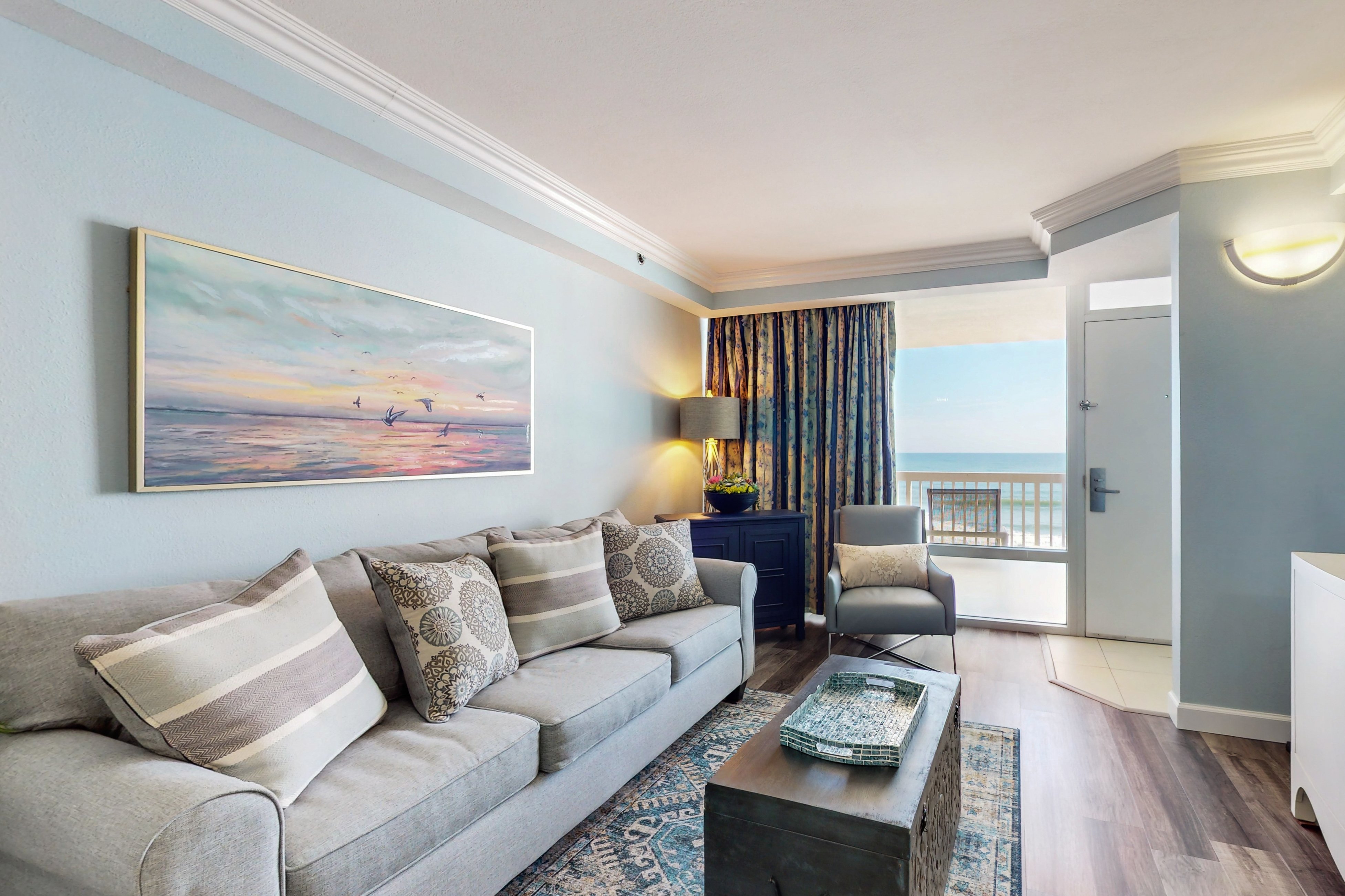 Oceanfront Condo w/ Pool, Gym & Walk to Dining & Shops