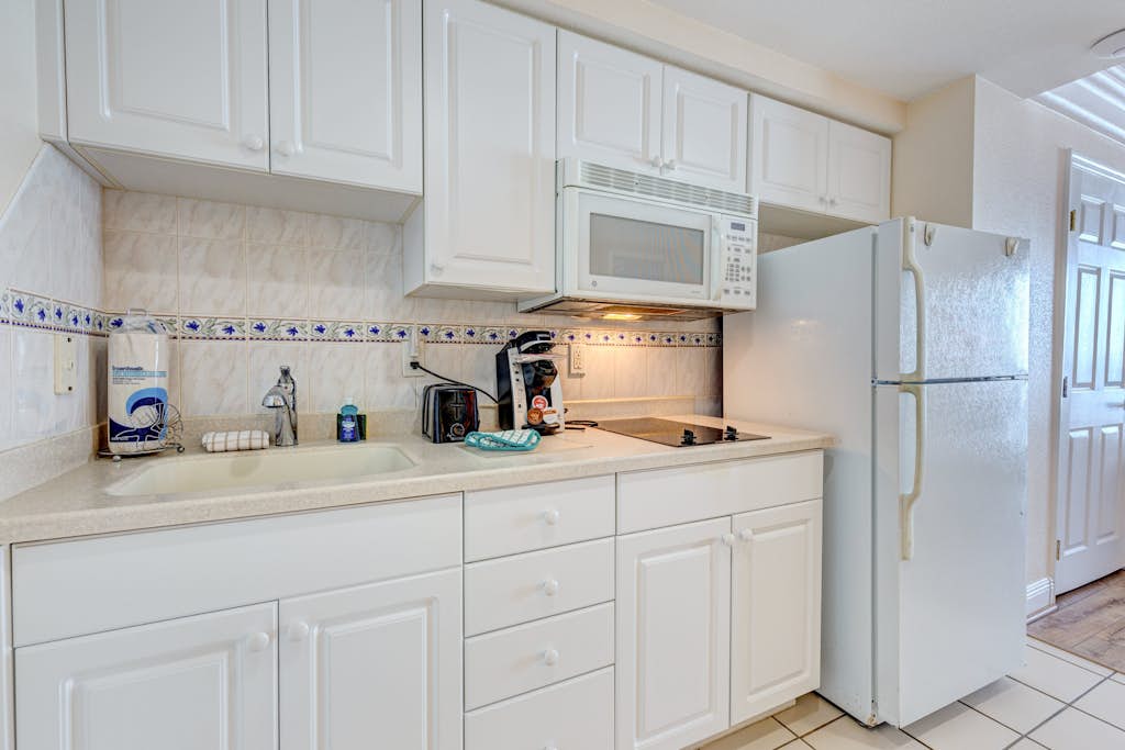 Beachfront Studio Retreat | King Bed, Pool, Gym & Prime Location