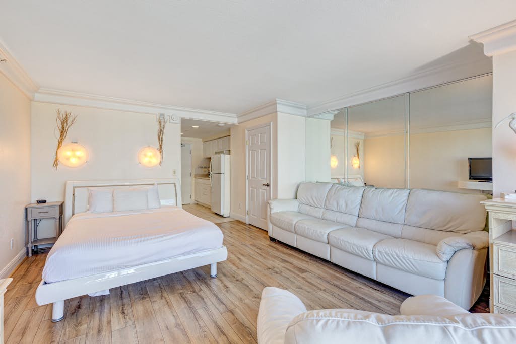 Beachfront Studio Retreat | King Bed, Pool, Gym & Prime Location