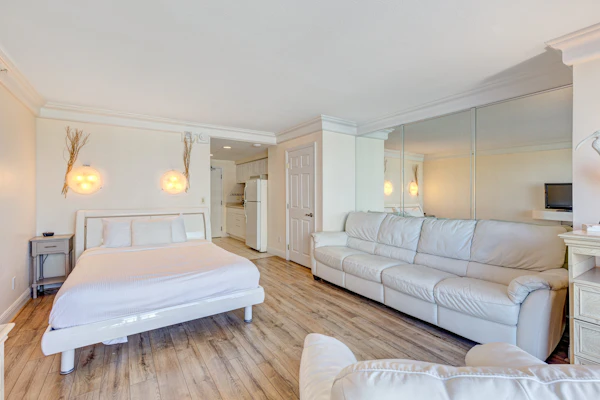 Beachfront Studio Retreat | King Bed, Pool, Gym & Prime Location