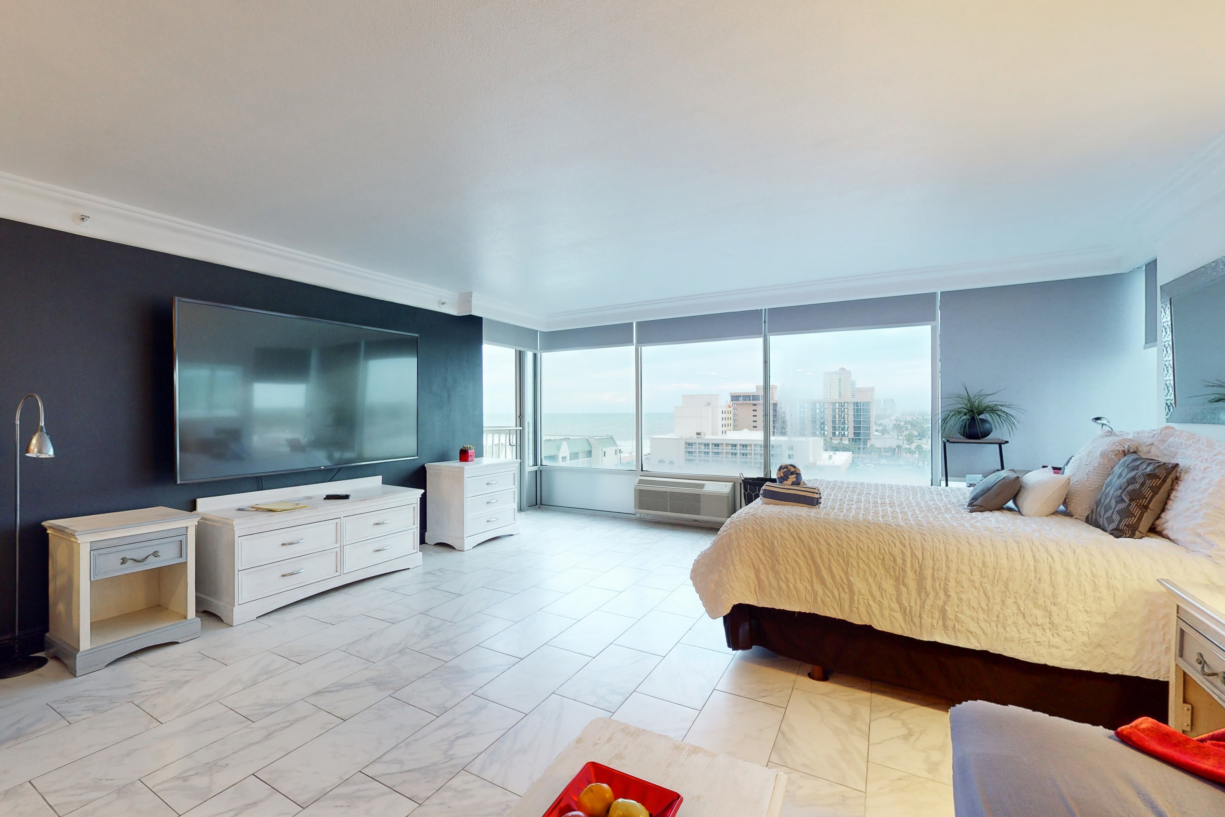 Oceanfront Studio w/ Pool, Hot Tub & Walkable Dining in Daytona