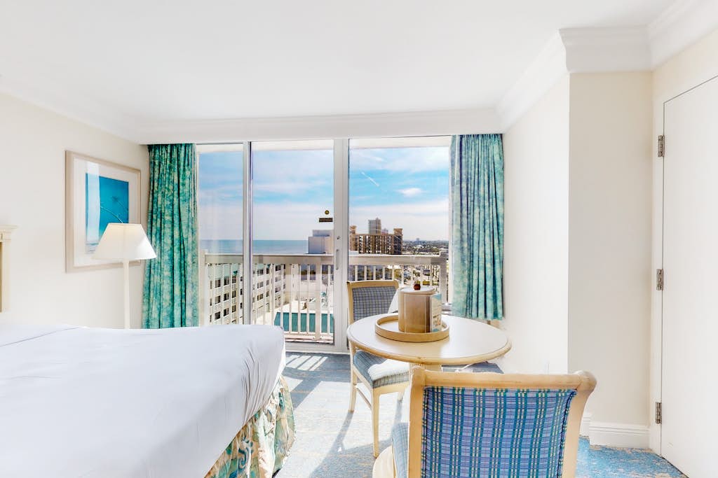 Beachfront Studio w/ Balcony, Resort Pools & Walkable Dining