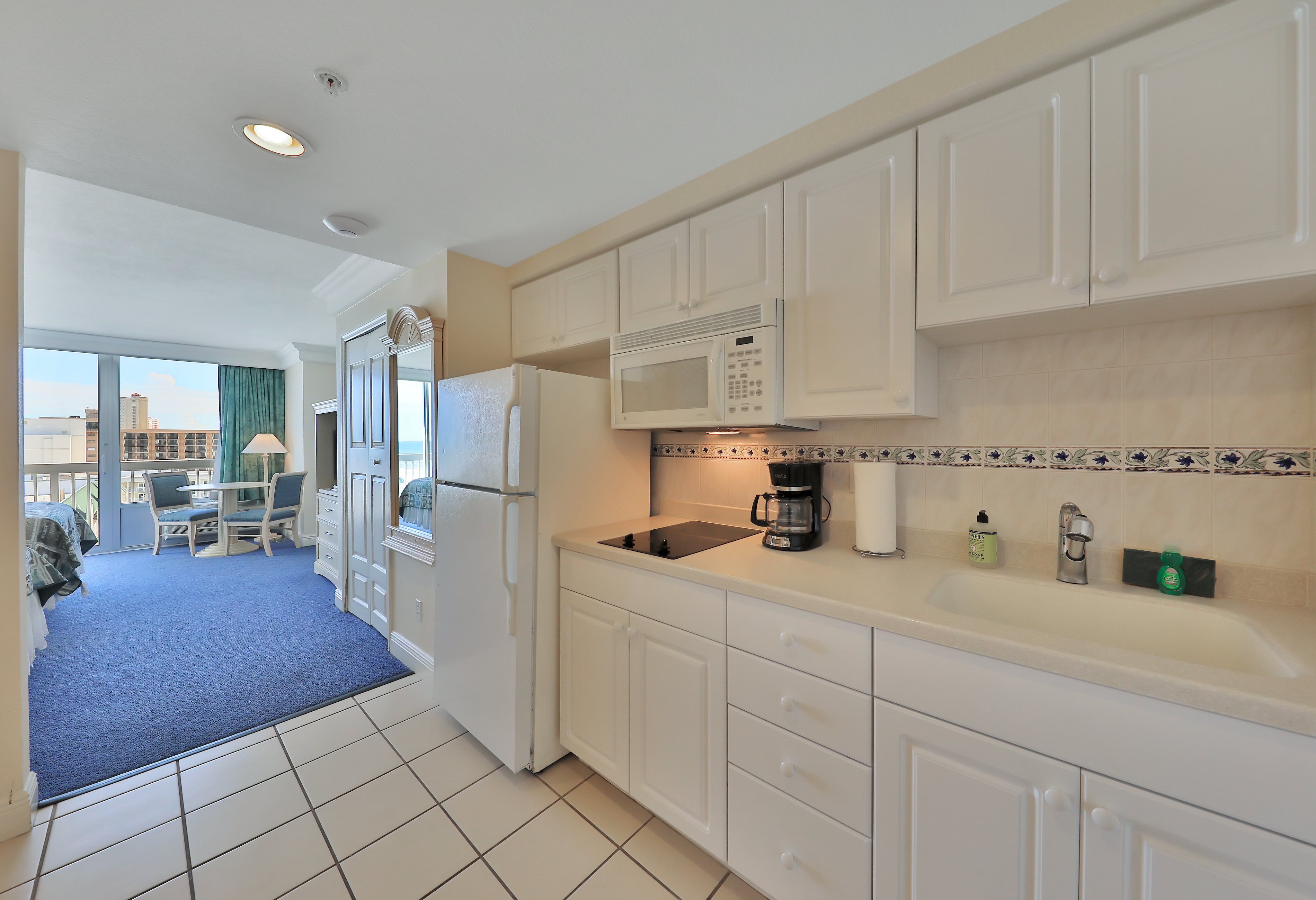 Oceanfront Studio w/ Pools, Hot Tub & Walkable Daytona Attractions