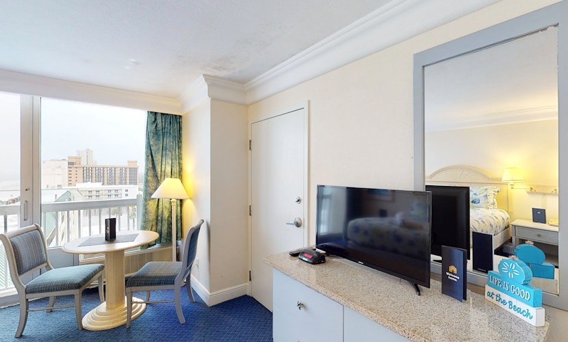 Oceanfront Studio w/ Pools, Hot Tub & Walkable Daytona Attractions