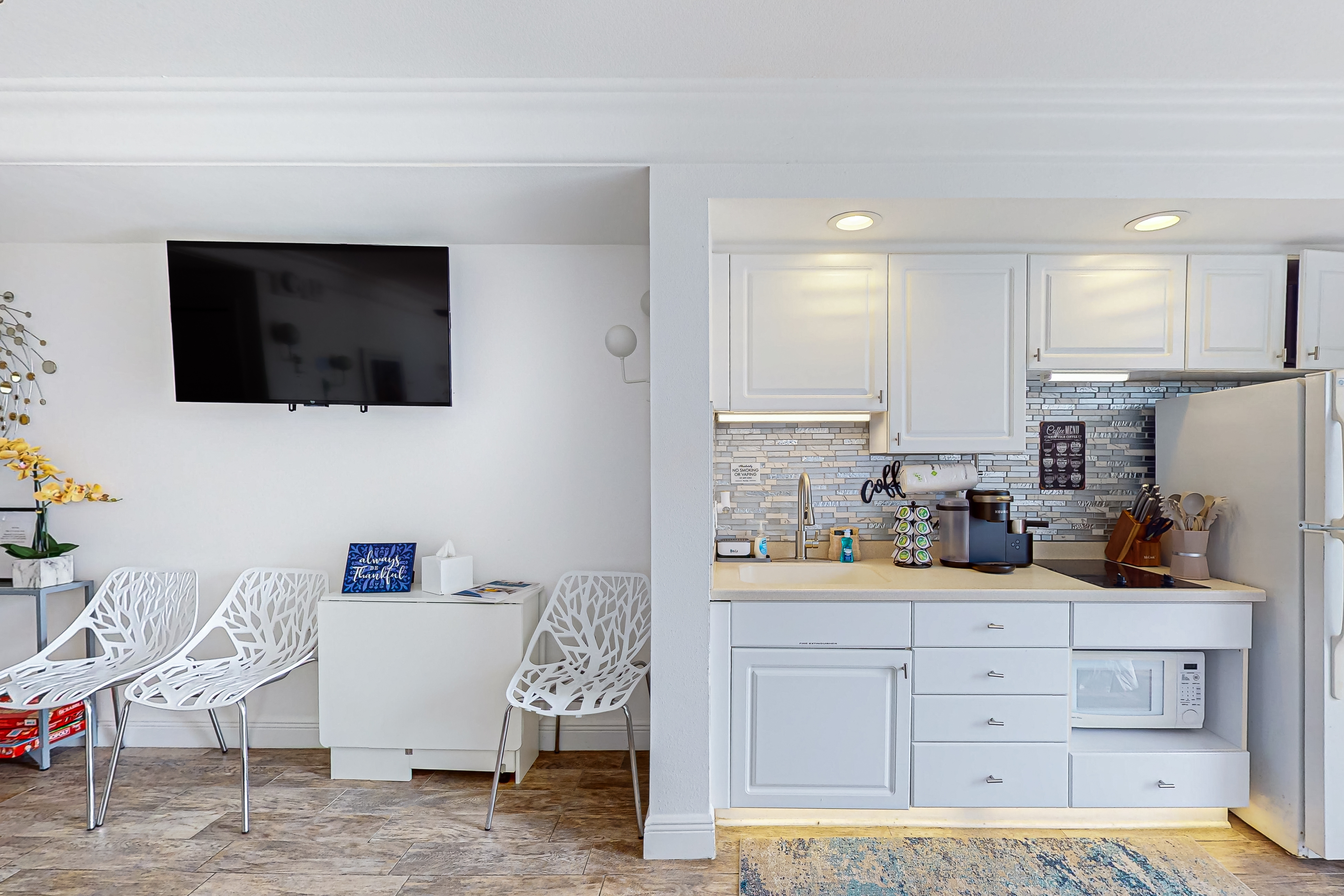 Chic Oceanfront Studio with Balcony, Pool & Direct Beach Access