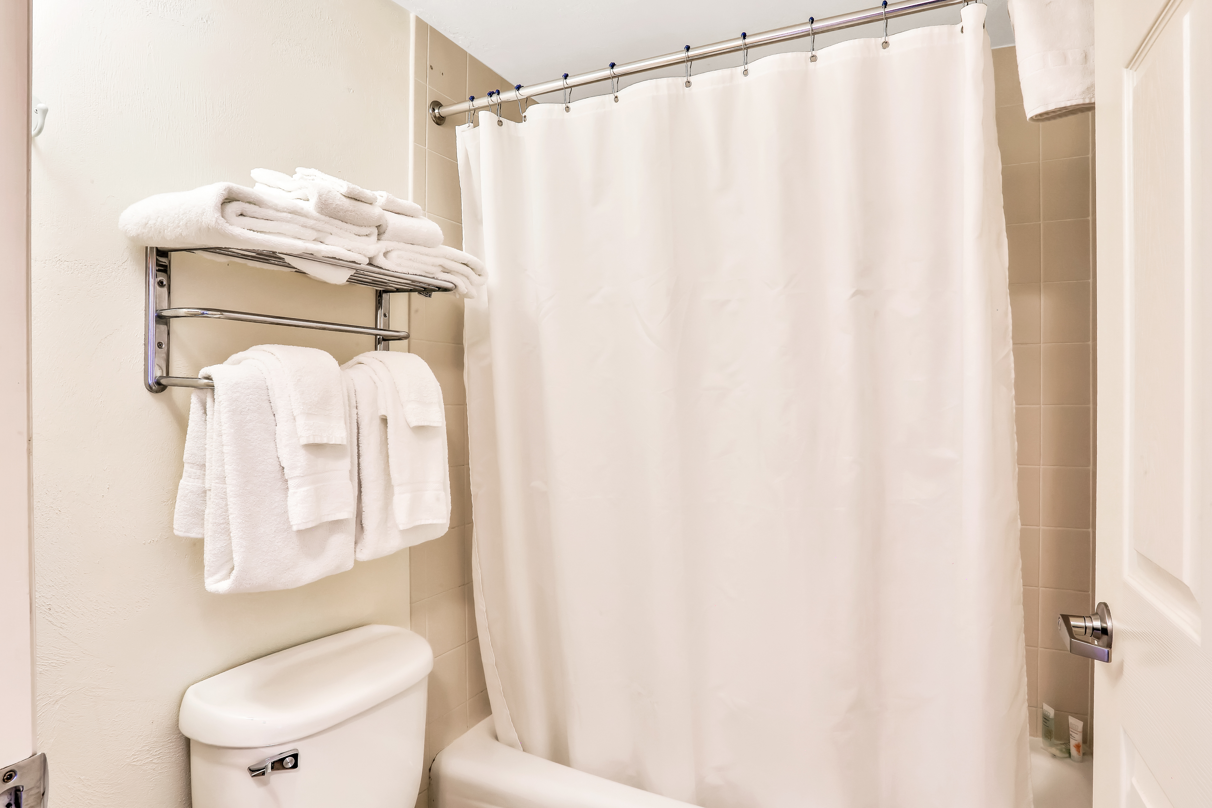 Relaxing Oceanfront Studio w/ Pools, Walk to Dining & Daytona Boardwalk