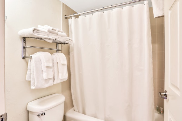 Relaxing Oceanfront Studio w/ Pools, Walk to Dining & Daytona Boardwalk