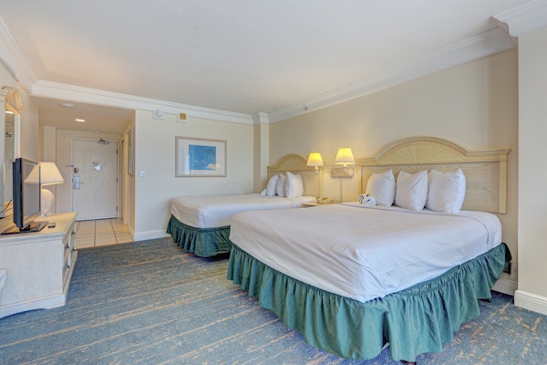 Resort-style oceanfront studio w/ pools, gym, and walkable beach access