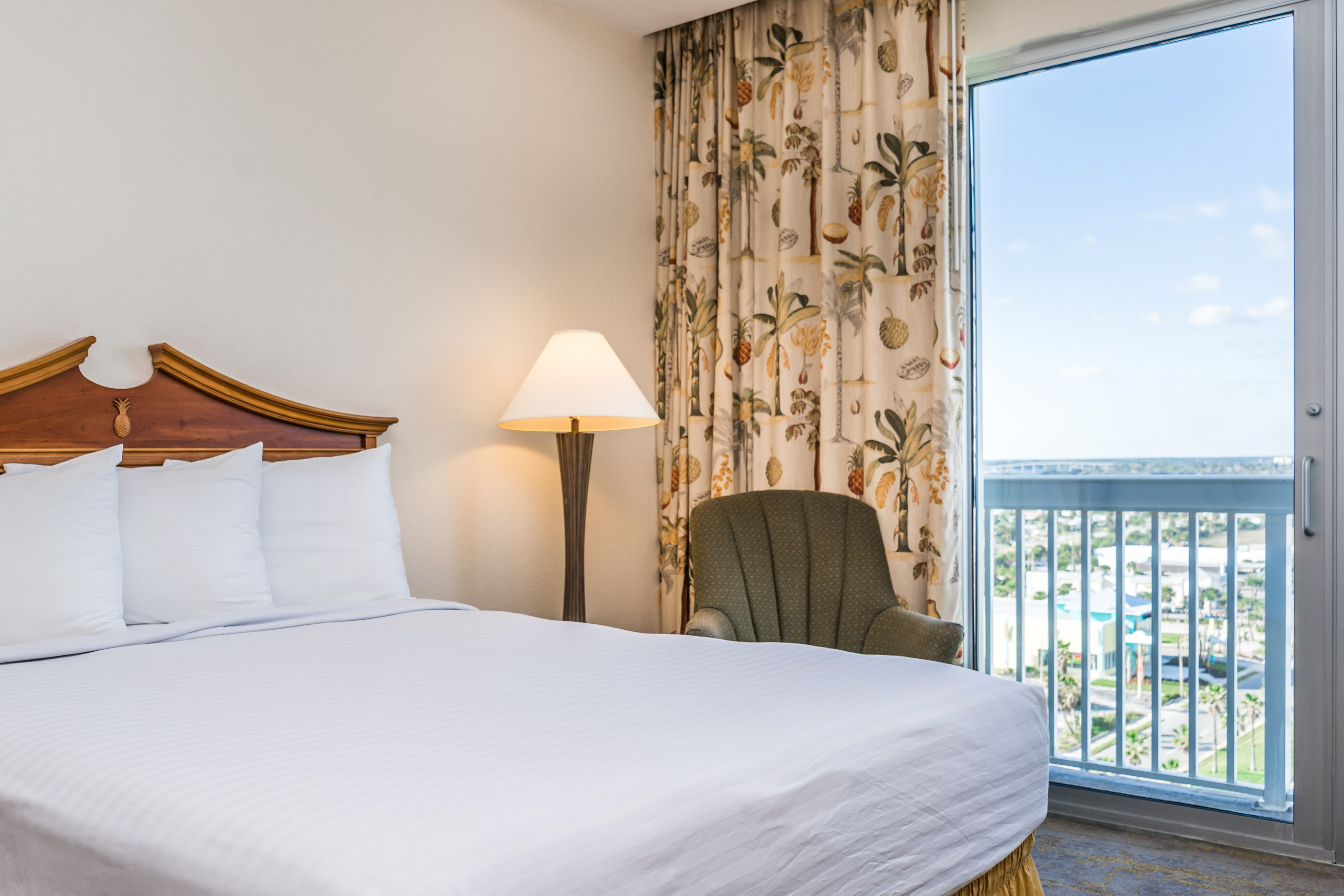 Cozy Oceanfront Studio – Balcony, Kitchenette, Walk to Boardwalk