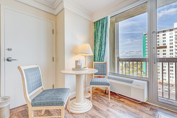 Cozy Oceanfront Studio – Balcony, Kitchenette, Walk to Boardwalk