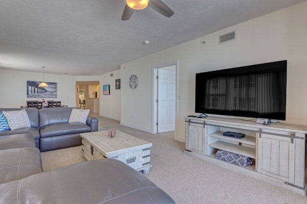 Oceanfront Oasis w/ Balcony, Full Kitchen & Steps to Beach