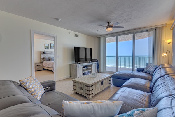 Oceanfront Oasis w/ Balcony, Full Kitchen & Steps to Beach