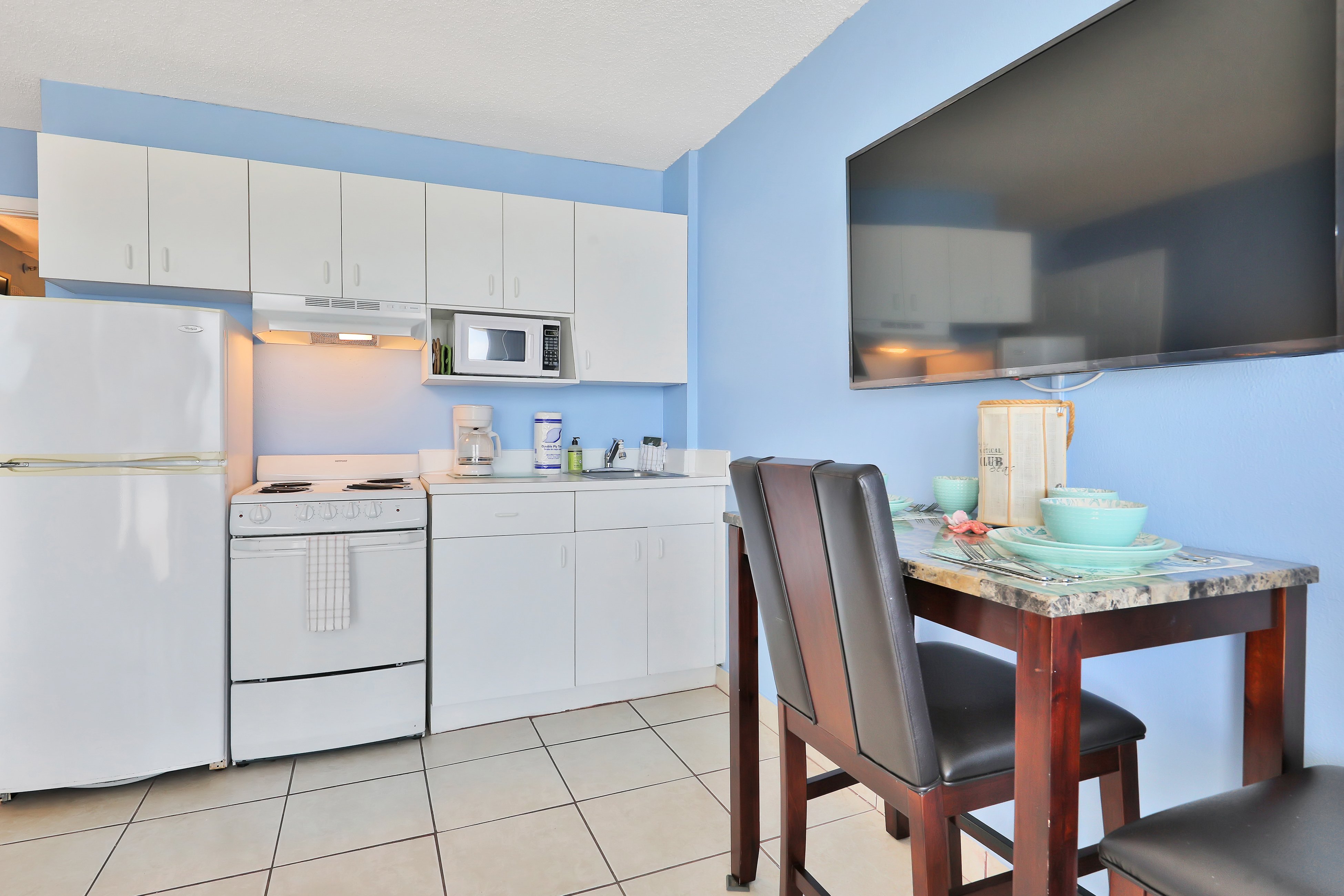 Relaxing Oceanfront Stay with Balcony Views, Pool & Hot Tub Access