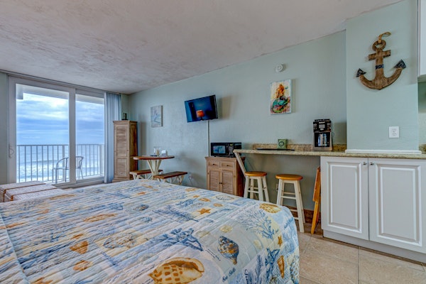 The Ocean Calls – Beachfront Studio w/ Balcony, Queen Bed & Walkable Fun