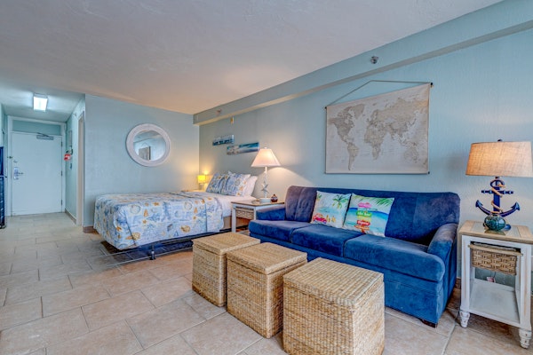 The Ocean Calls – Beachfront Studio w/ Balcony, Queen Bed & Walkable Fun