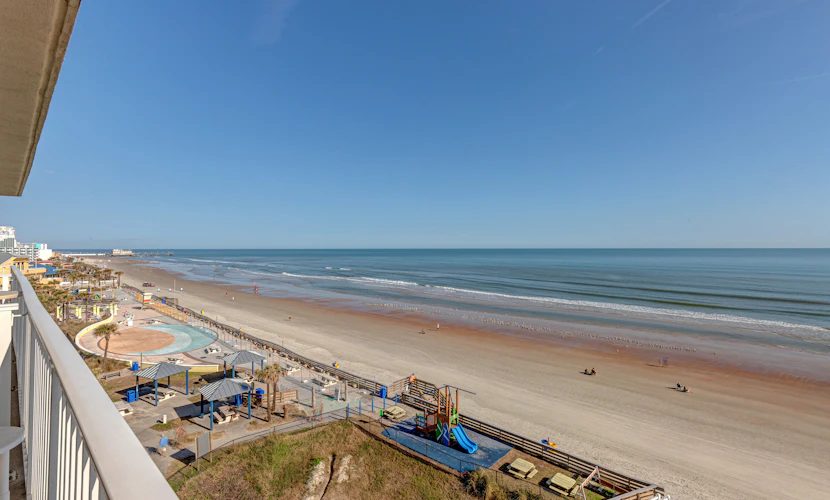The Ocean Calls – Beachfront Studio w/ Balcony, Queen Bed & Walkable Fun