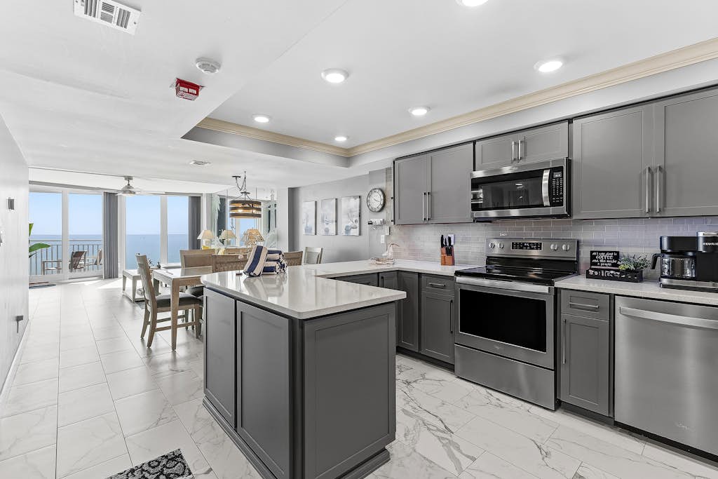Ocean Views + Pool, Tennis & Balcony – Steps to Daytona Beach
