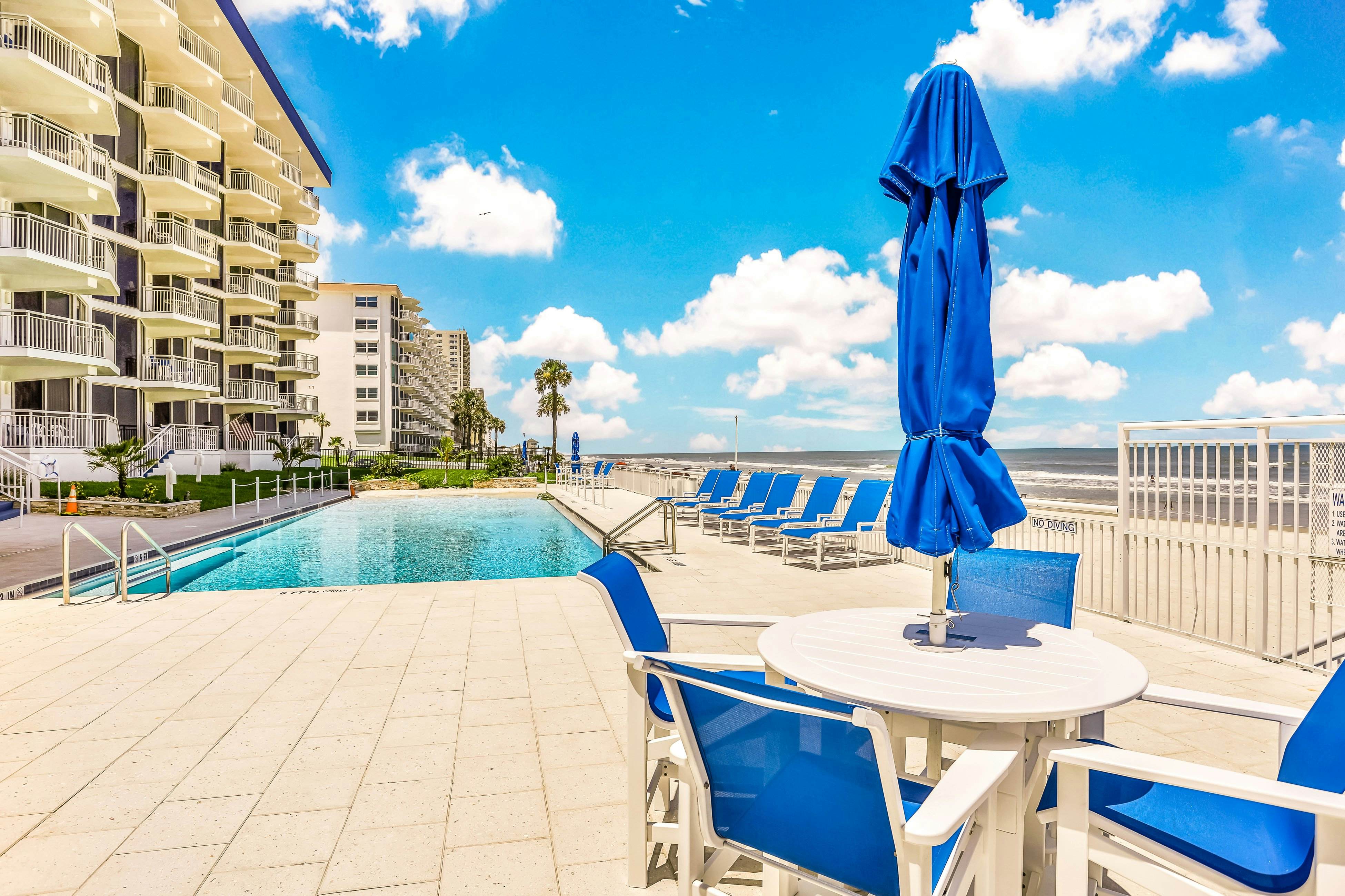 Surfside Club 109 - Blue Umbrella