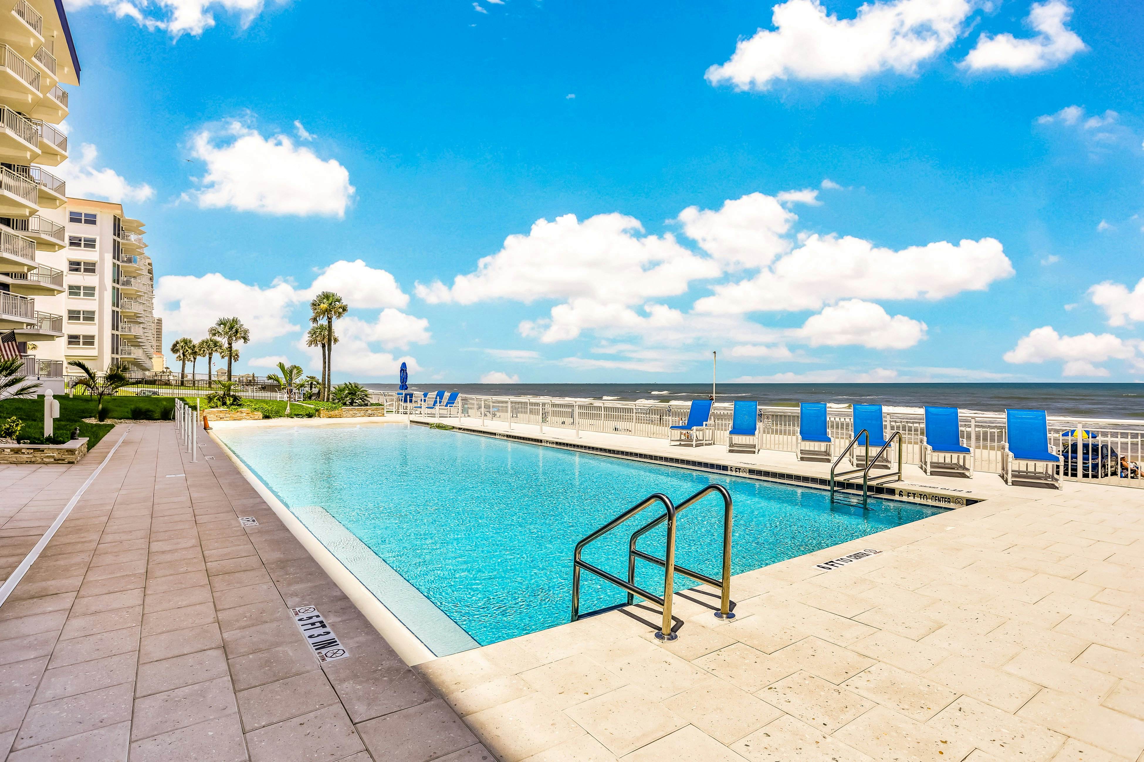 Surfside Club 109 - Blue Umbrella