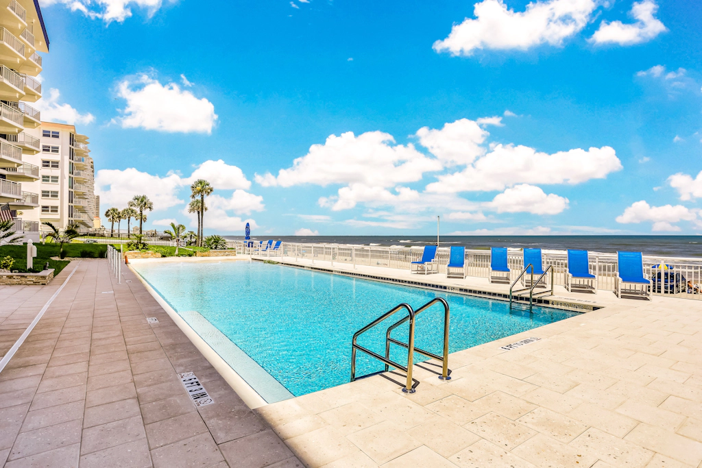 Surfside Club 109 - Blue Umbrella