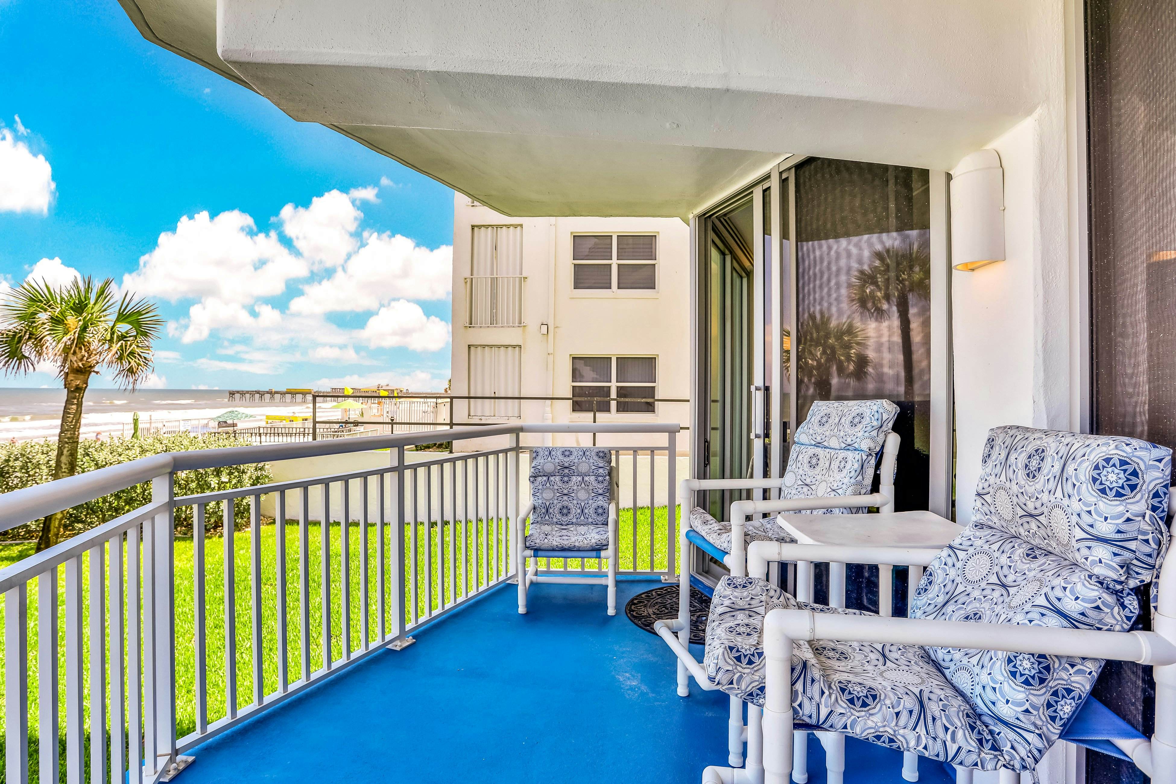 Surfside Club 109 - Blue Umbrella