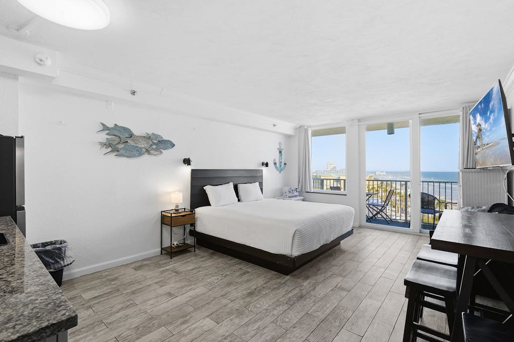 Romantic Oceanview Studio w/ Balcony, Pool & Walkable Attractions