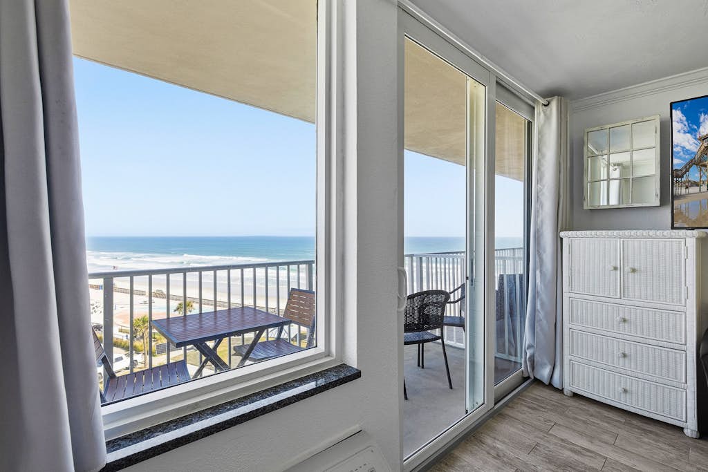 Romantic Oceanview Studio w/ Balcony, Pool & Walkable Attractions