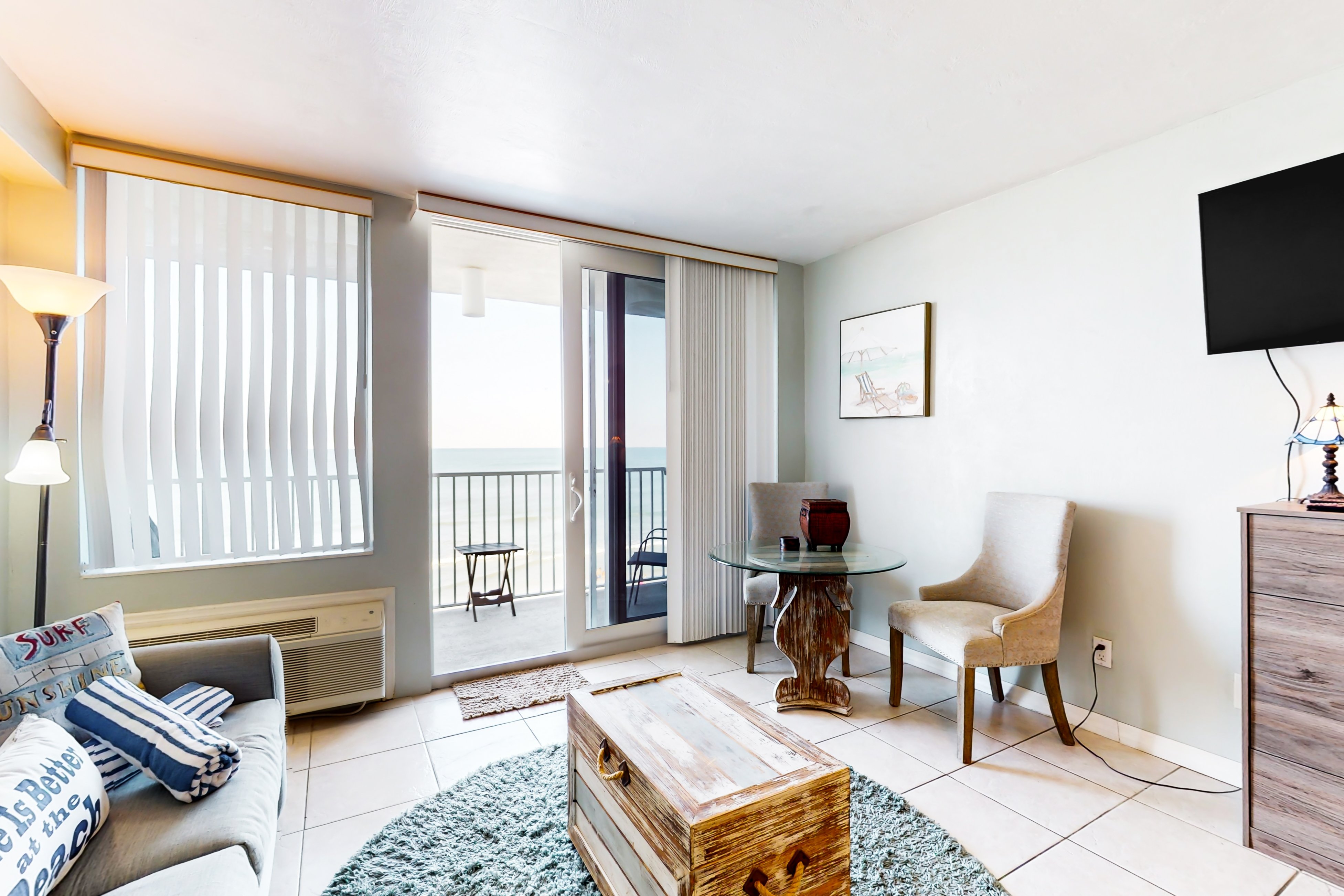 Beachfront Studio w/ Balcony, Pool & Gym Access in Heart of Daytona