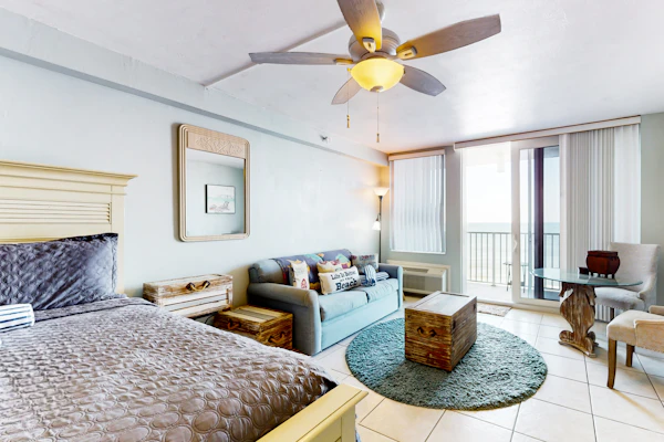 Beachfront Studio w/ Balcony, Pool & Gym Access in Heart of Daytona