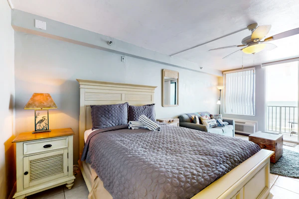 Beachfront Studio w/ Balcony, Pool & Gym Access in Heart of Daytona