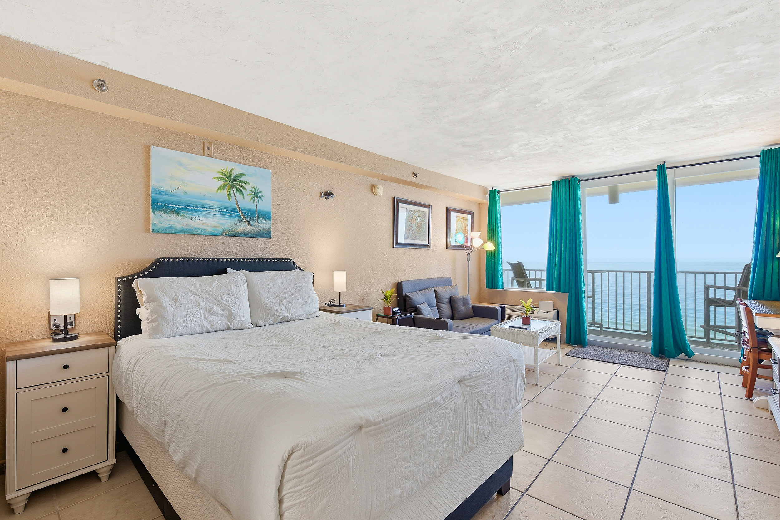 Oceanfront Studio w/ Balcony, Pool & Hot Tub Access