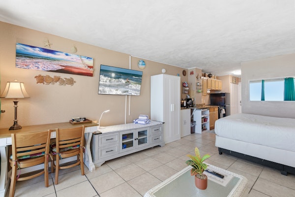 Oceanfront Studio w/ Balcony, Pool & Hot Tub Access