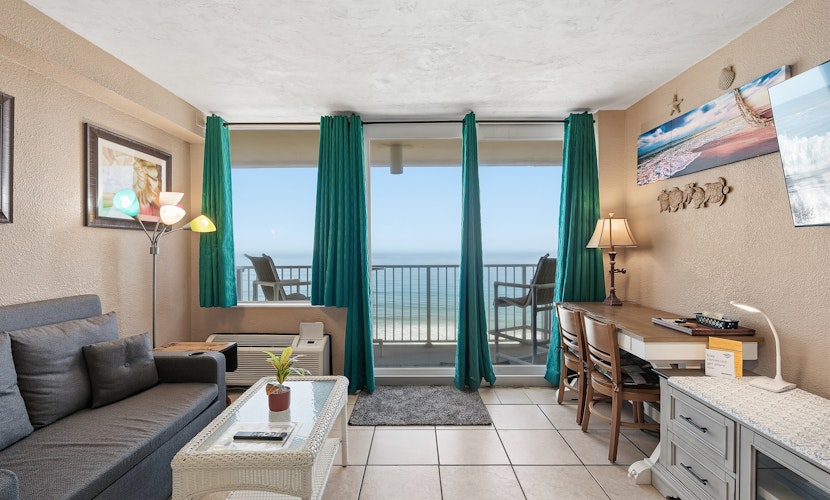 Oceanfront Studio w/ Balcony, Pool & Hot Tub Access