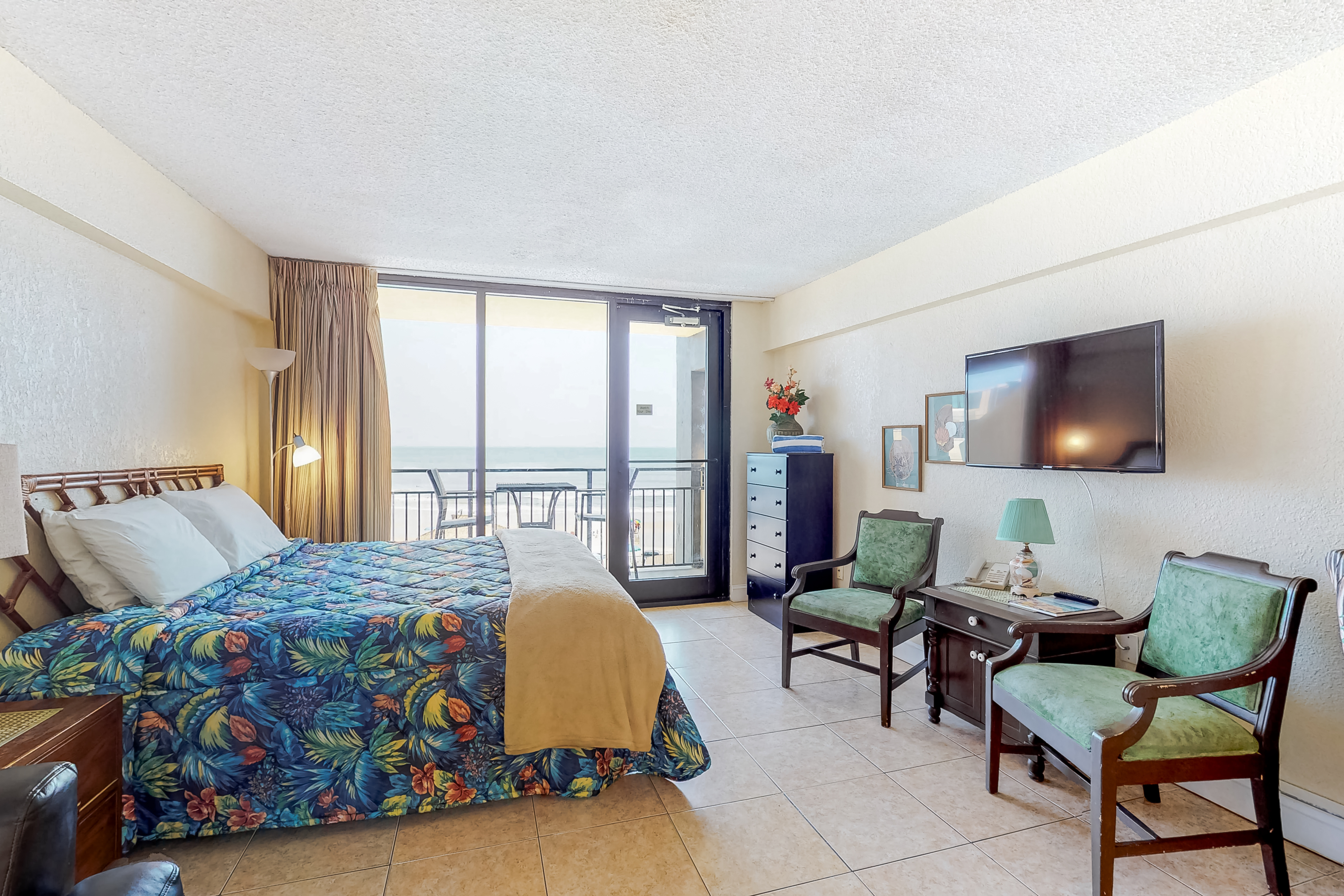 Oceanfront Studio w/ Sunrise Balcony, Pool & Beach Access