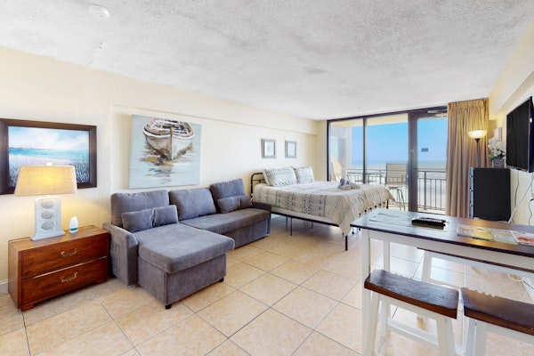 Oceanfront Studio w/ Sunrise Balcony, Pool & Beach Access
