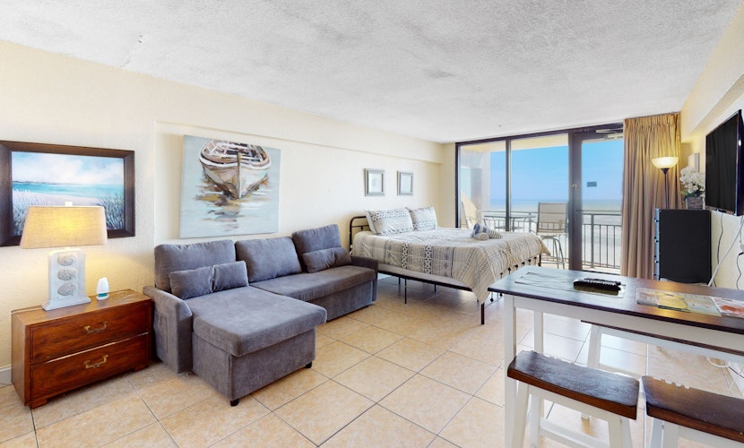 Oceanfront Studio w/ Sunrise Balcony, Pool & Beach Access