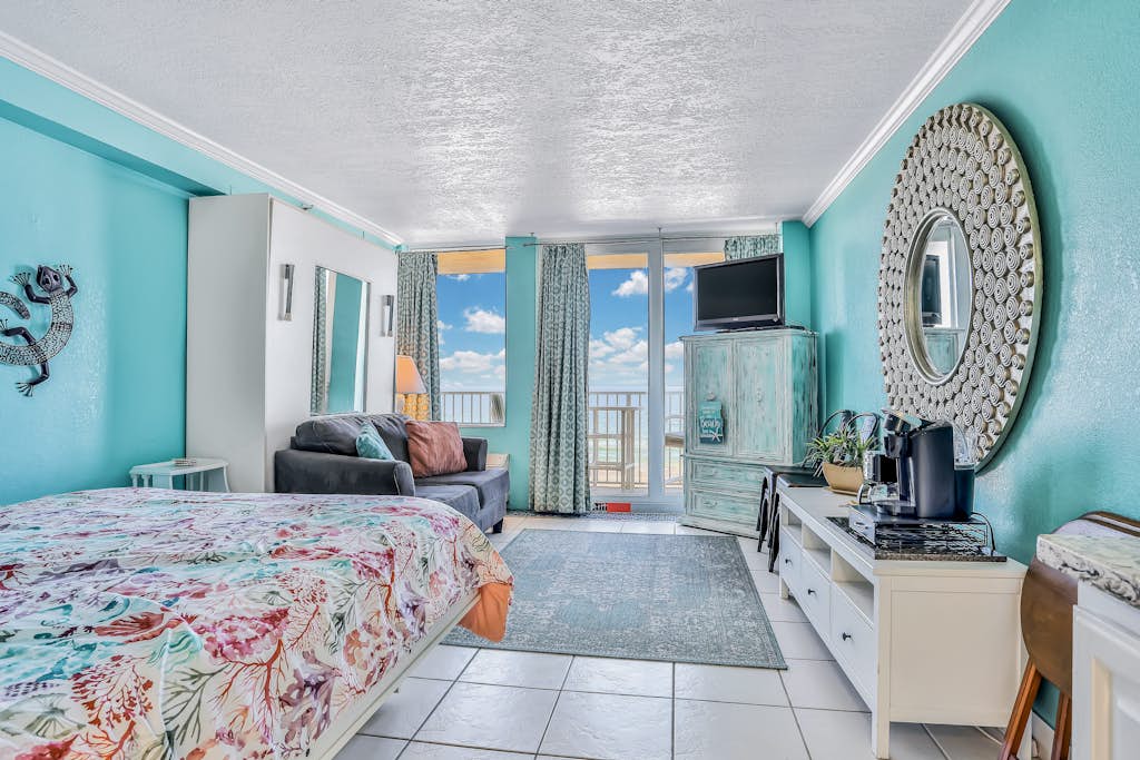 Oceanfront Studio w/ Balcony, Pool & Walk to Daytona Boardwalk