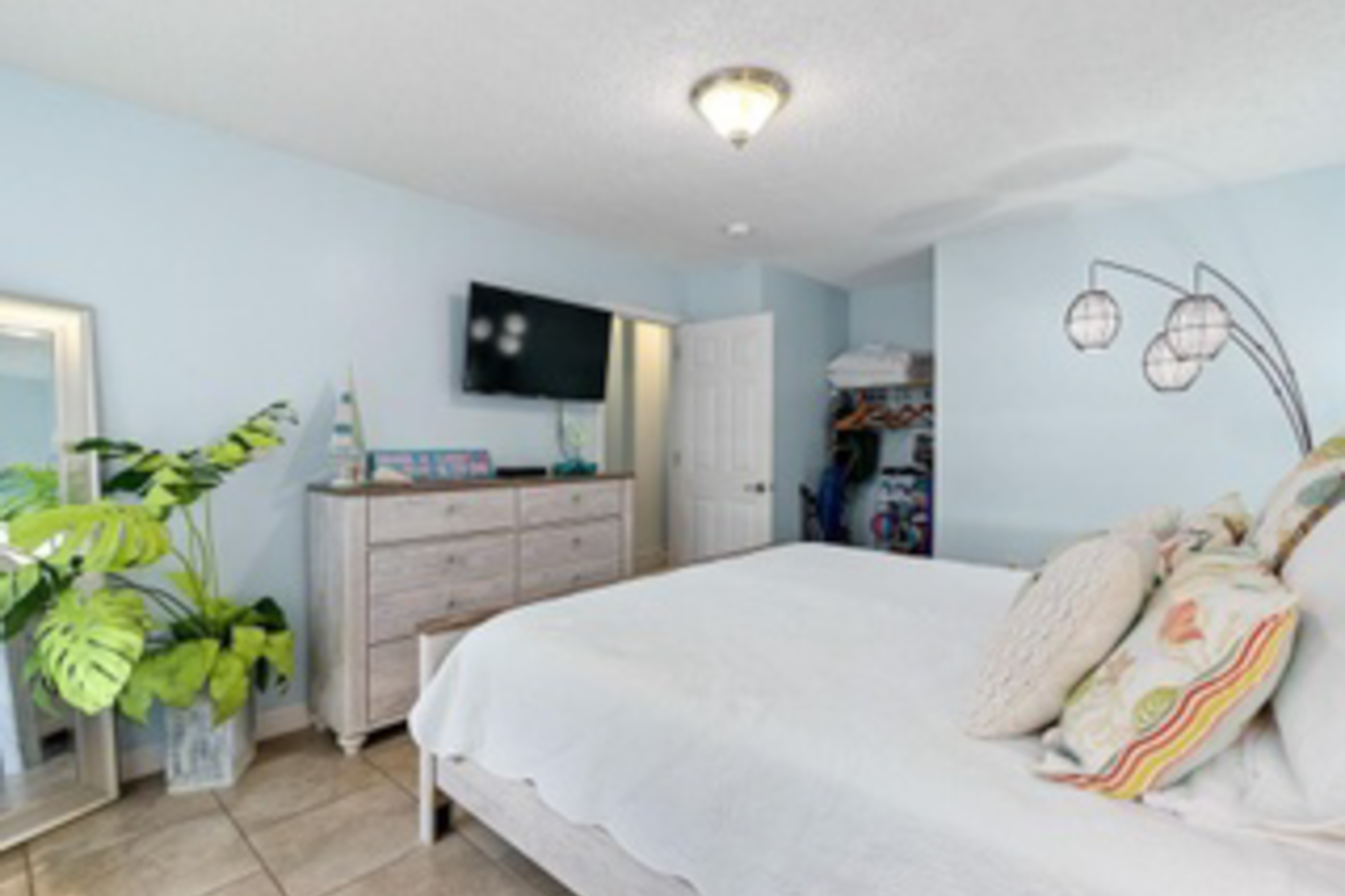 Cozy Oceanfront Condo with Balcony, Pools & Walkable Fun