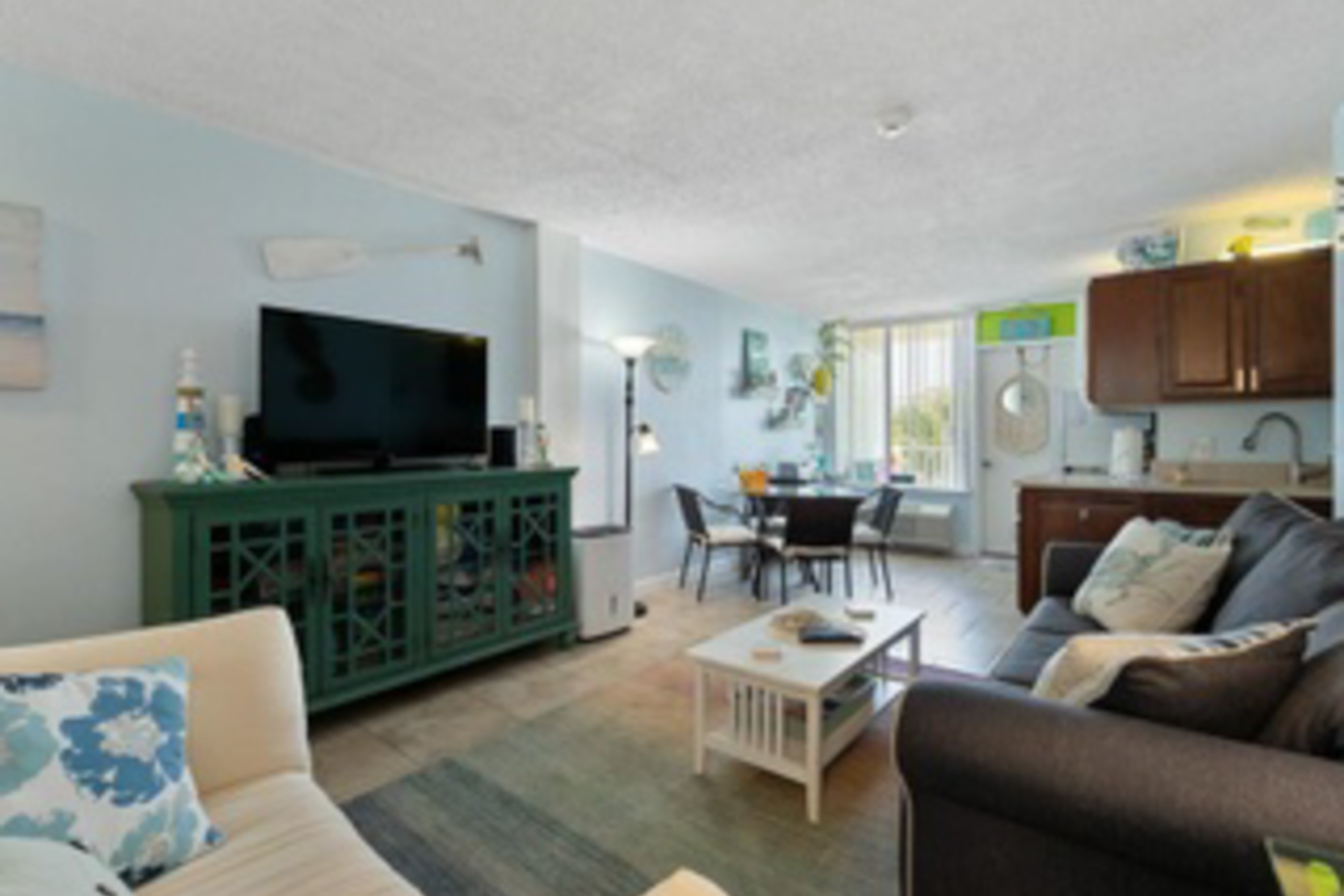 Cozy Oceanfront Condo with Balcony, Pools & Walkable Fun