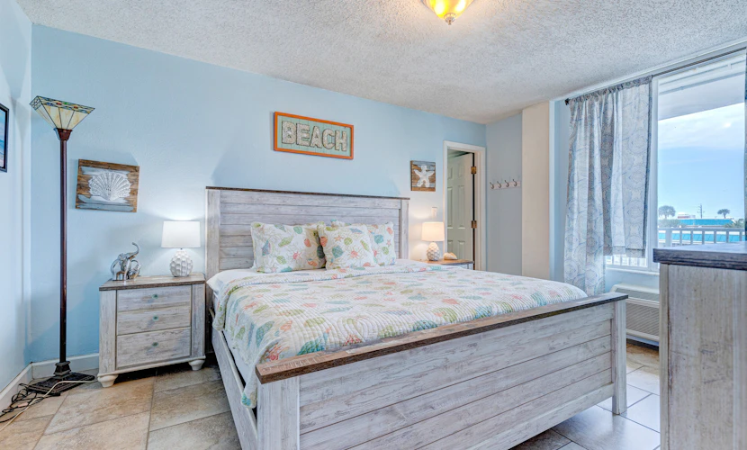 Cozy Oceanfront Condo with Balcony, Pools & Walkable Fun
