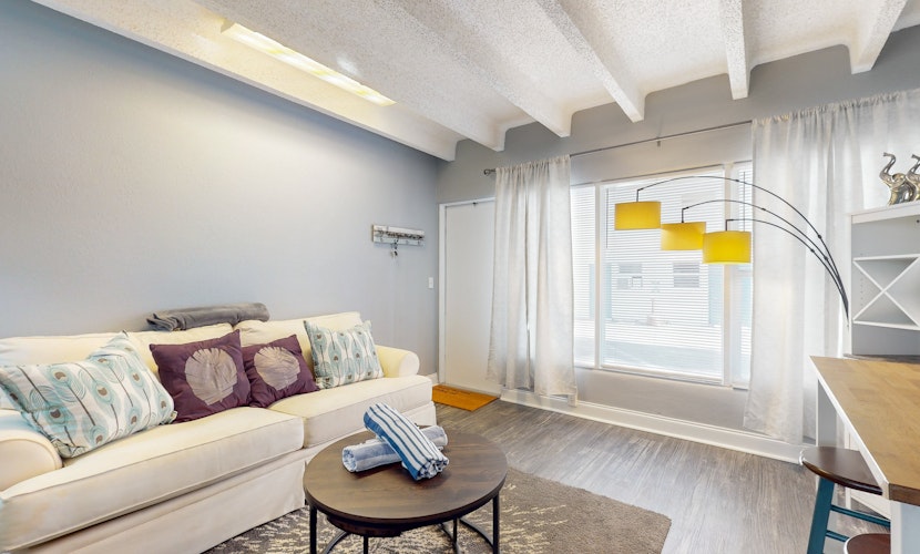 Ocean Breeze Retreat – Pool, Beach Access & Comfort in Daytona