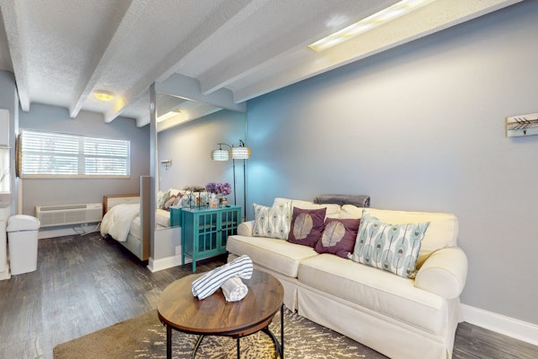 Ocean Breeze Retreat – Pool, Beach Access & Comfort in Daytona