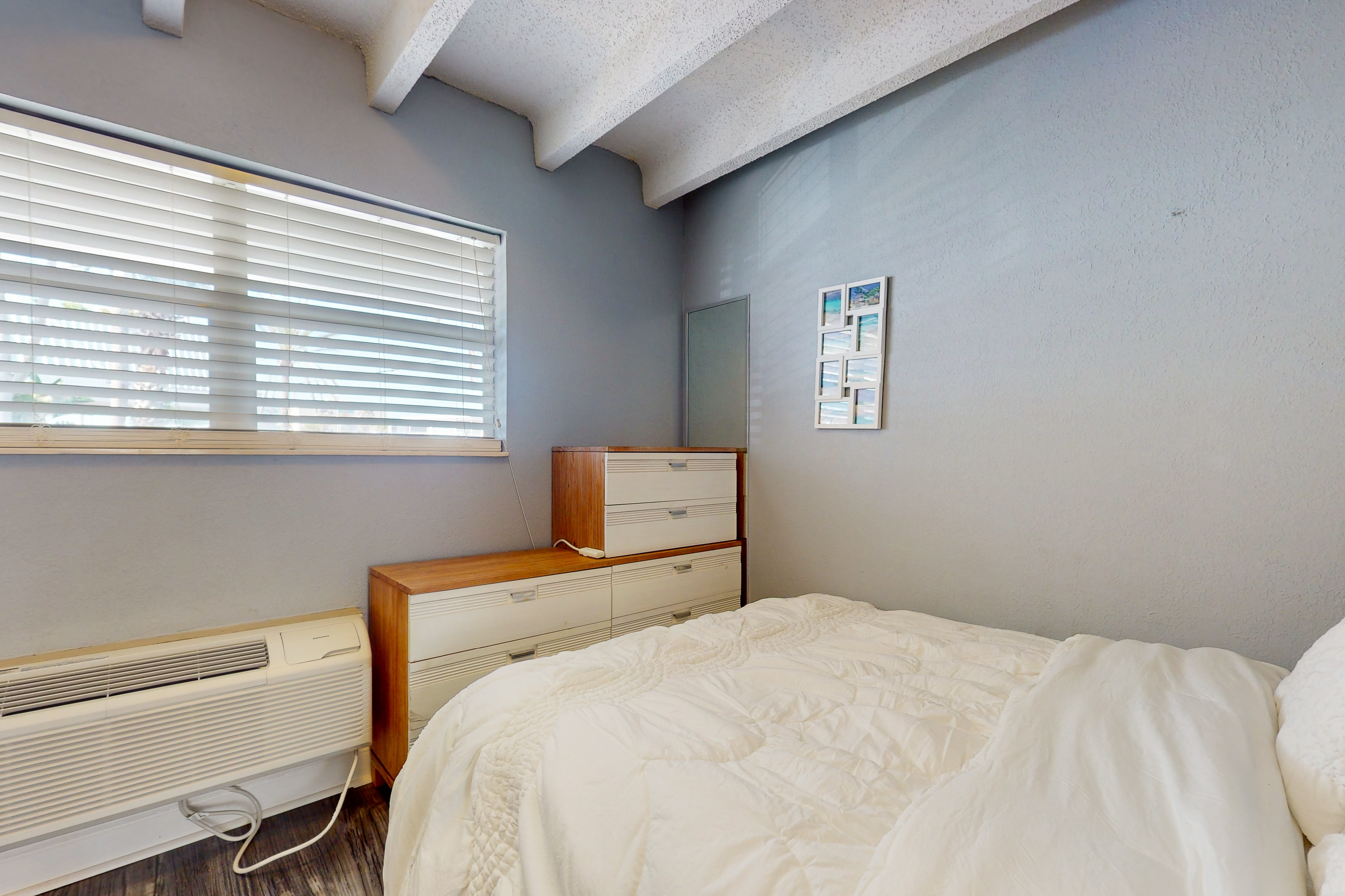 Ocean Breeze Retreat – Pool, Beach Access & Comfort in Daytona