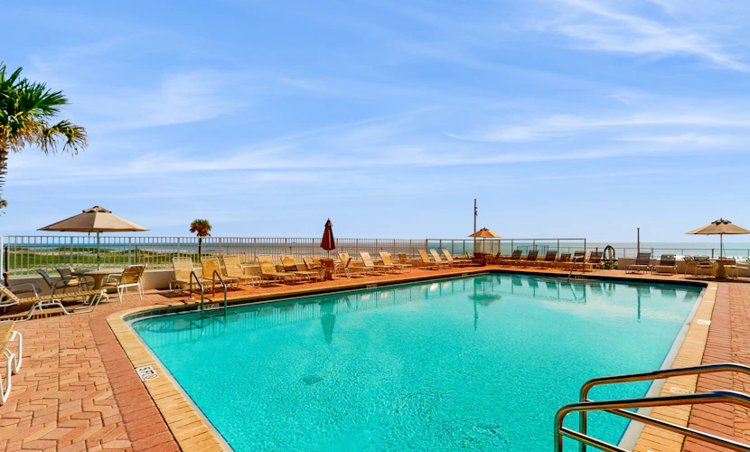 Ocean Breeze Retreat – Pool, Beach Access & Comfort in Daytona