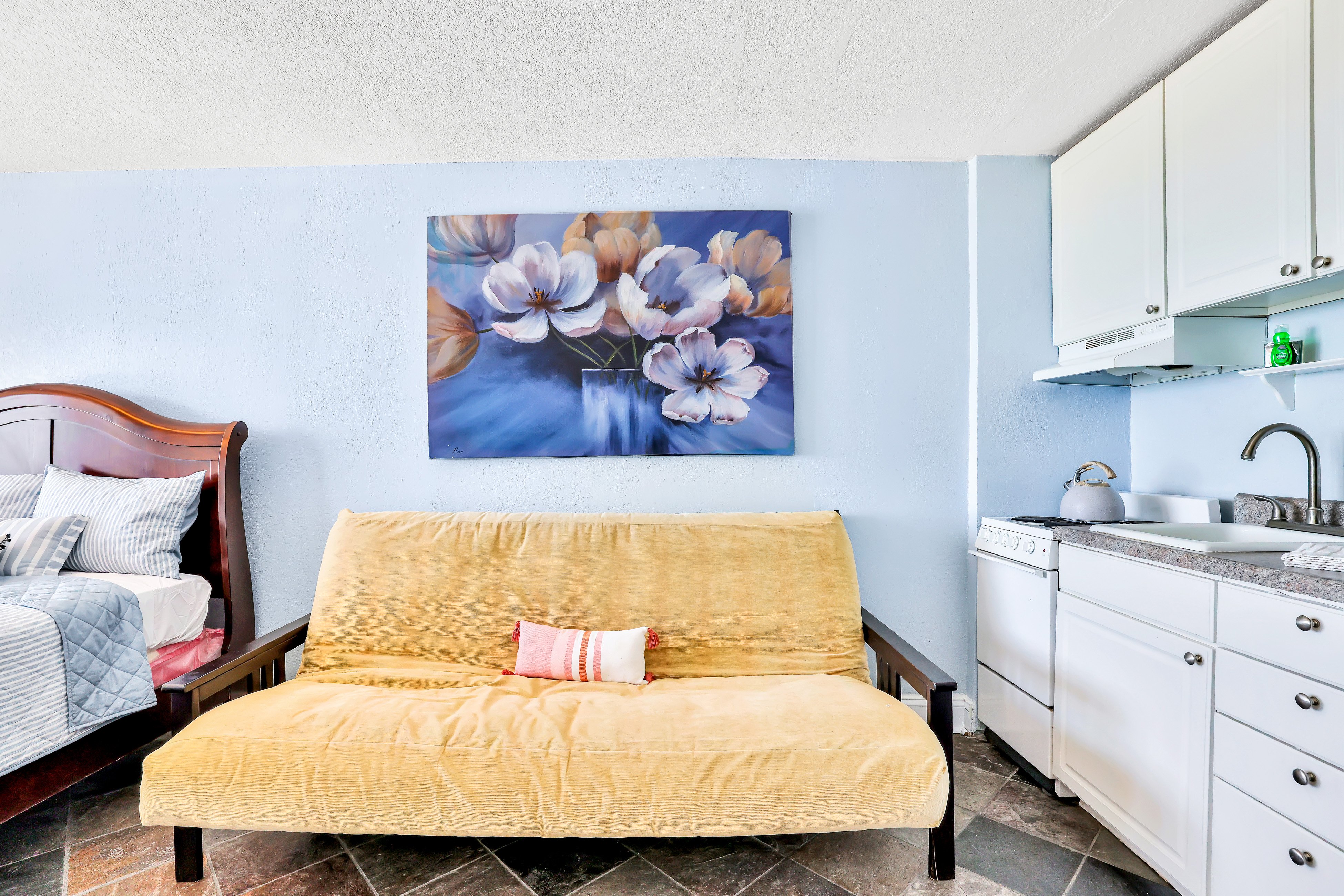 Cozy Oceanfront Studio w/ Balcony & Beach Access – Perfect for Couples